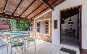 Casa com piscina a 100 m de Camburizinho